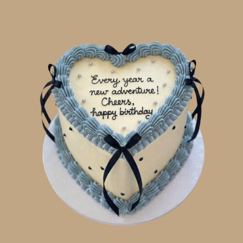 Herzförmige „Happy Birthday“ Torte
