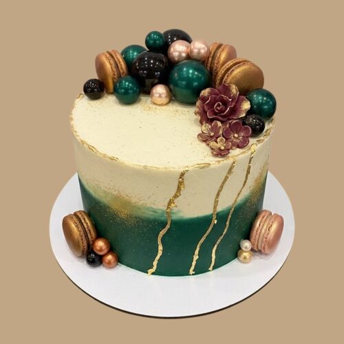 Zweifarbige Event-Torte mit Macarons
