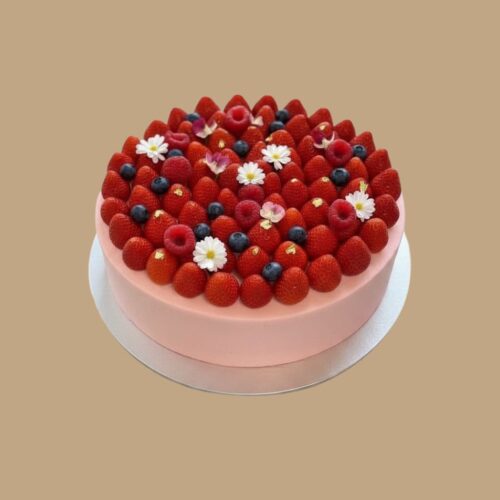 Weiße Coquette-Torte mit Erdbeeren