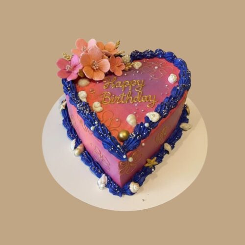Geburtstagstorte mit Blaubeeren und Blumen